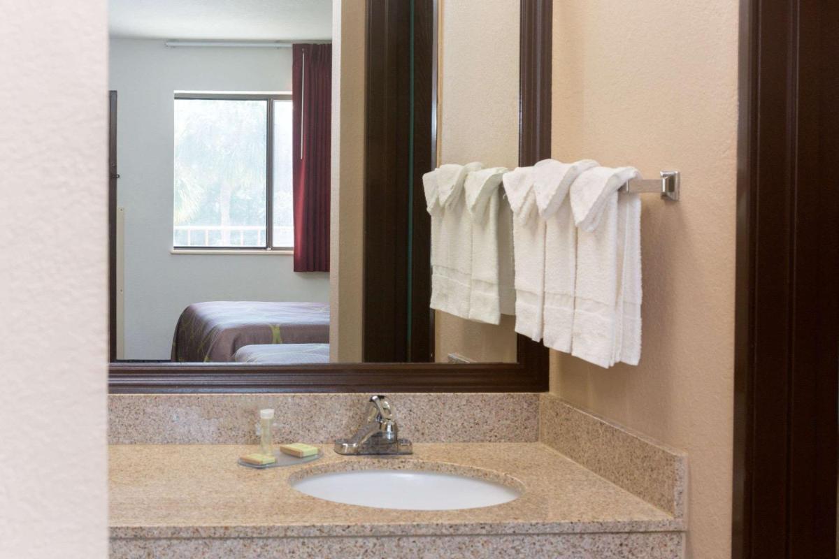 Super 8 by Wyndham Naples - main image