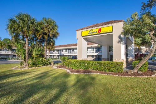 Super 8 by Wyndham Naples - image 10
