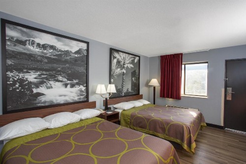 Super 8 by Wyndham Naples - image 12