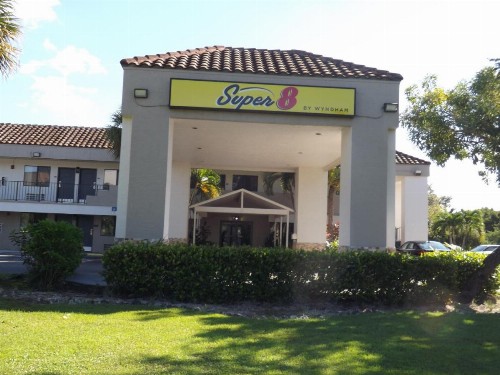 Super 8 by Wyndham Naples - image 2