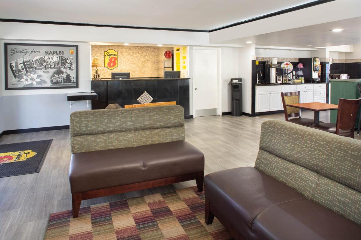 Super 8 by Wyndham Naples - image 6