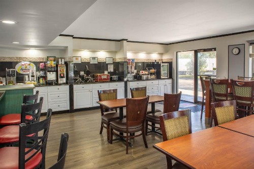 Super 8 by Wyndham Naples - image 7