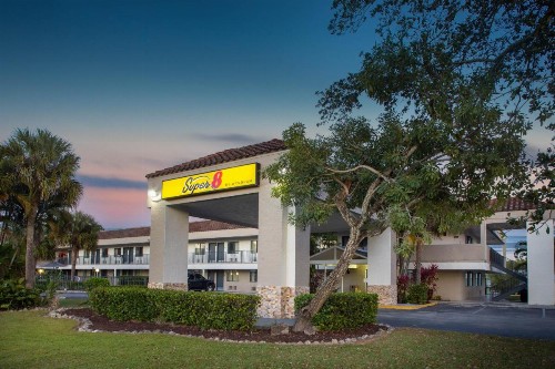 Super 8 by Wyndham Naples - image 9
