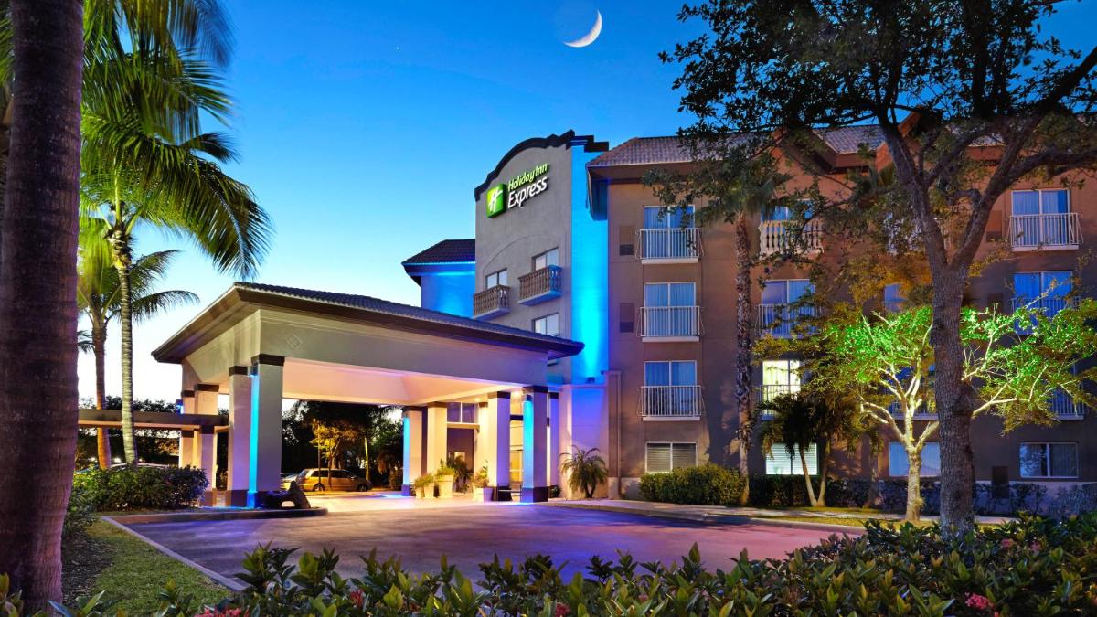 Holiday Inn Express Naples Downtown 5th Avenue an IHG Hotel - main image