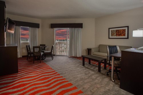 Holiday Inn Express Naples Downtown 5th Avenue an IHG Hotel - image 11