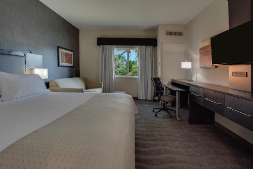 Holiday Inn Express Naples Downtown 5th Avenue an IHG Hotel - image 12