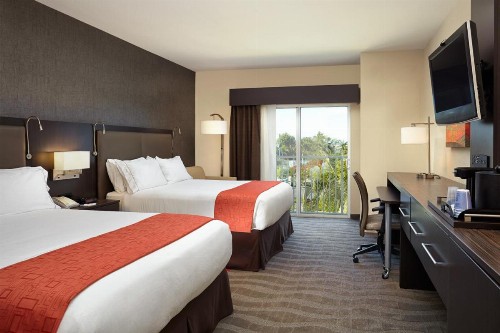 Holiday Inn Express Naples Downtown 5th Avenue an IHG Hotel - image 13