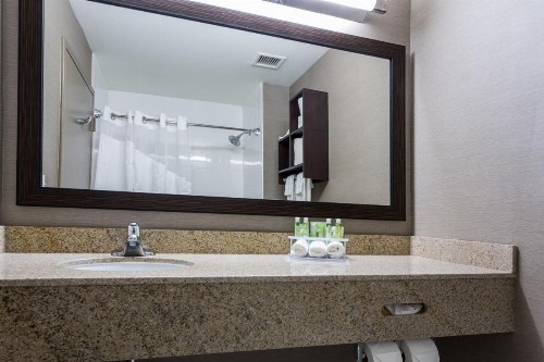 Holiday Inn Express Naples Downtown 5th Avenue an IHG Hotel - image 18
