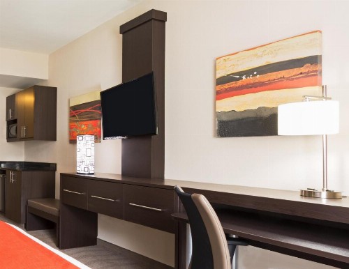 Holiday Inn Express Naples Downtown 5th Avenue an IHG Hotel - image 29
