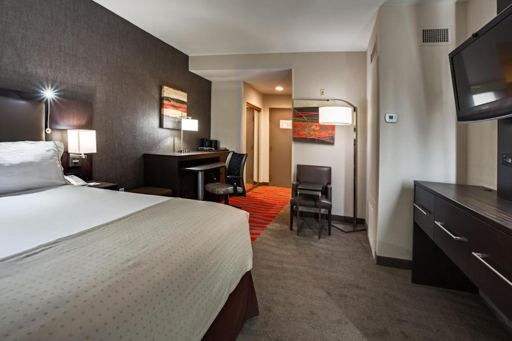 Holiday Inn Express Naples Downtown 5th Avenue an IHG Hotel - image 4
