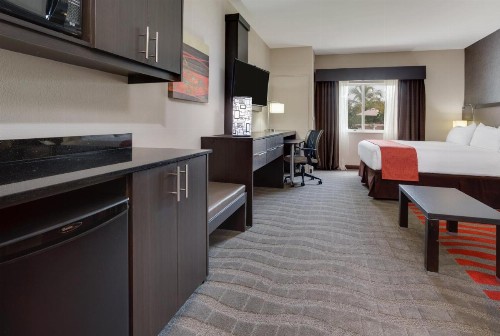 Holiday Inn Express Naples Downtown 5th Avenue an IHG Hotel - image 45