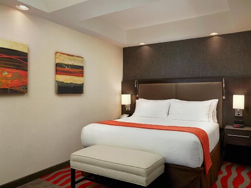 Holiday Inn Express Naples Downtown 5th Avenue an IHG Hotel - image 5