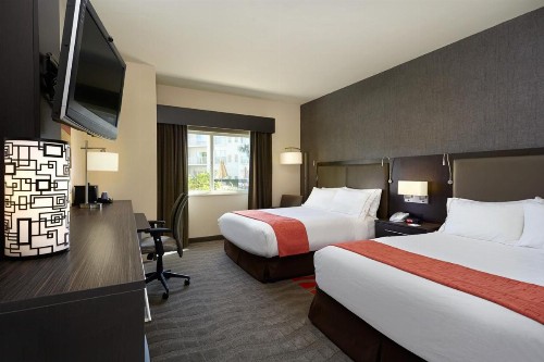 Holiday Inn Express Naples Downtown 5th Avenue an IHG Hotel - image 6