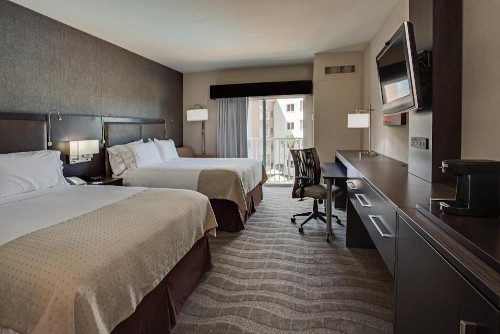 Holiday Inn Express Naples Downtown 5th Avenue an IHG Hotel - image 7