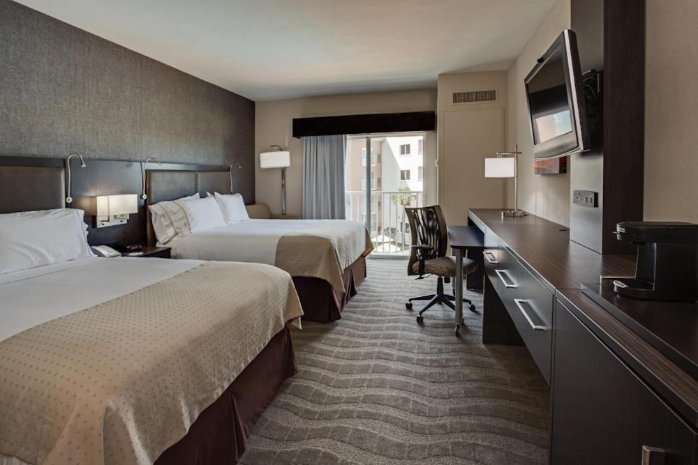 Holiday Inn Express Naples Downtown 5th Avenue an IHG Hotel - image 7