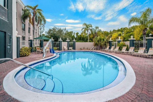 La Quinta by Wyndham Naples Downtown - image 11