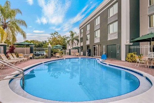 La Quinta by Wyndham Naples Downtown - image 2