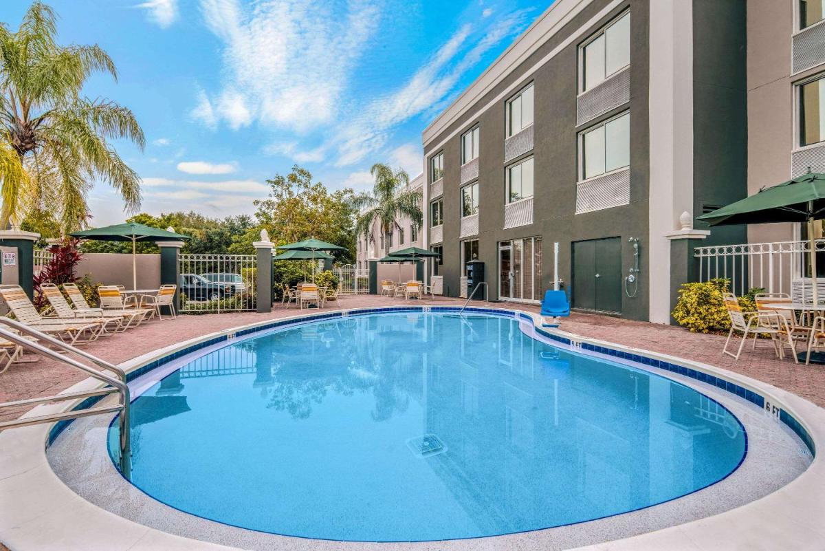 La Quinta by Wyndham Naples Downtown - image 2
