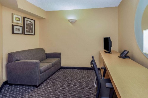 La Quinta by Wyndham Naples Downtown - image 23