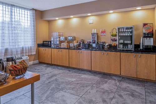 La Quinta by Wyndham Naples Downtown - image 25