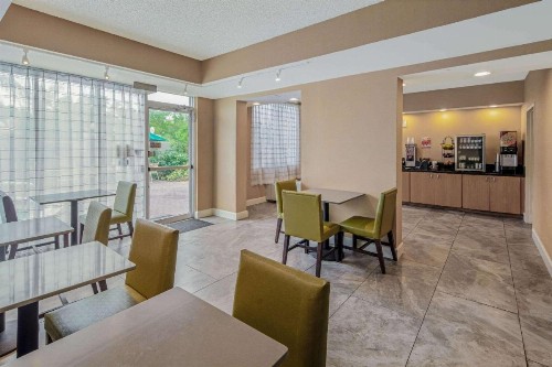 La Quinta by Wyndham Naples Downtown - image 27