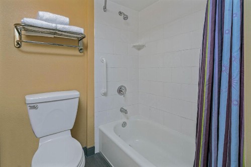 La Quinta by Wyndham Naples Downtown - image 30