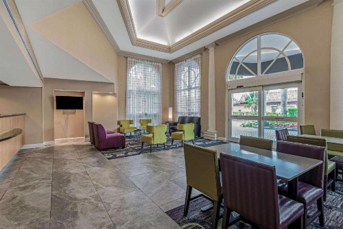 La Quinta by Wyndham Naples Downtown - image 4