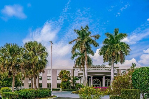 La Quinta by Wyndham Naples Downtown - image 7