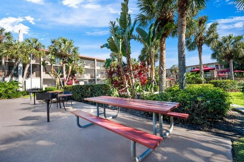 Red Roof Inn PLUS+ & Suites Naples Downtown-5th Ave S - image 11