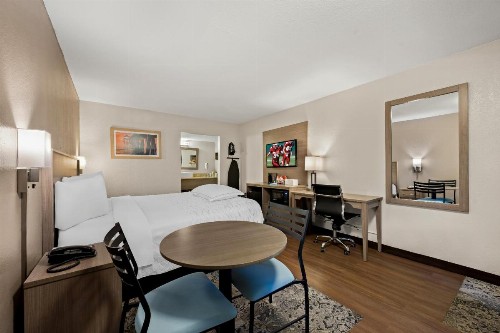 Red Roof Inn PLUS+ & Suites Naples Downtown-5th Ave S - image 12