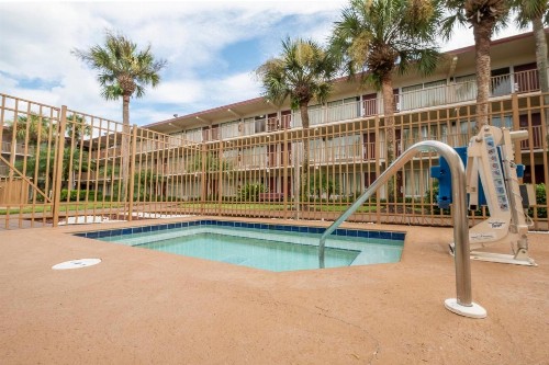Red Roof Inn PLUS+ & Suites Naples Downtown-5th Ave S - image 22