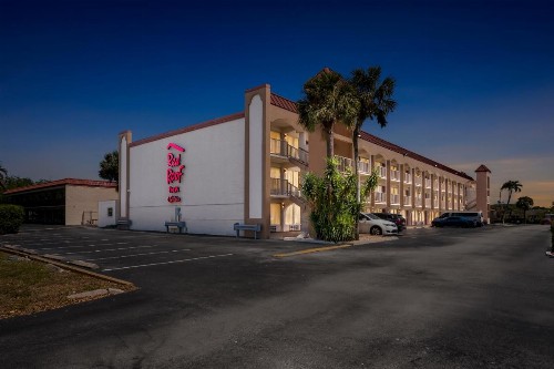 Red Roof Inn PLUS+ & Suites Naples Downtown-5th Ave S - image 28