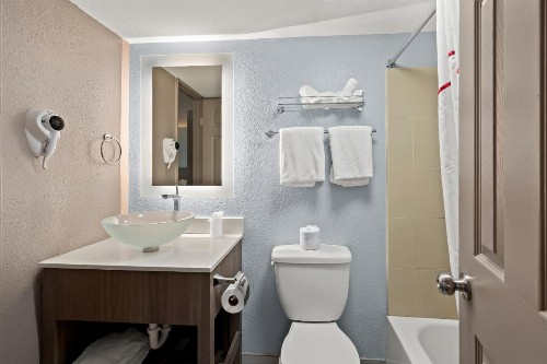 Red Roof Inn PLUS+ & Suites Naples Downtown-5th Ave S - image 29