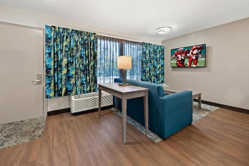 Red Roof Inn PLUS+ & Suites Naples Downtown-5th Ave S - image 31