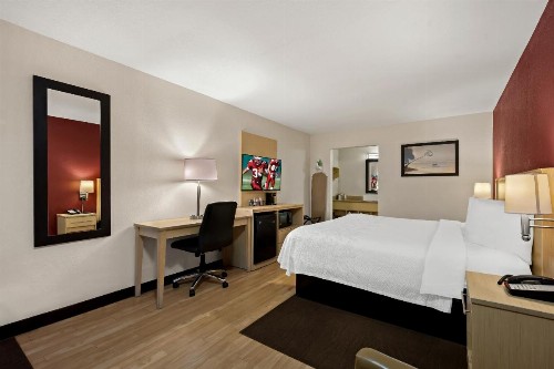 Red Roof Inn PLUS+ & Suites Naples Downtown-5th Ave S - image 32