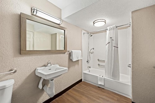 Red Roof Inn PLUS+ & Suites Naples Downtown-5th Ave S - image 33
