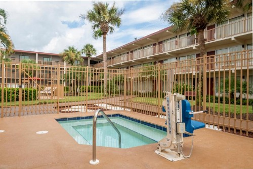 Red Roof Inn PLUS+ & Suites Naples Downtown-5th Ave S - image 37