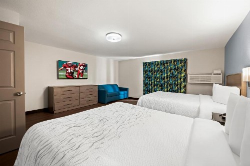 Red Roof Inn PLUS+ & Suites Naples Downtown-5th Ave S - image 47