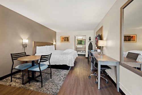 Red Roof Inn PLUS+ & Suites Naples Downtown-5th Ave S - image 48