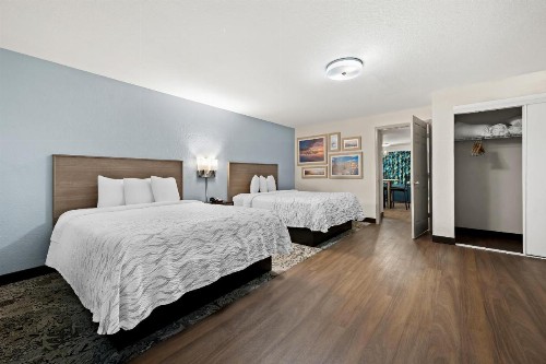 Red Roof Inn PLUS+ & Suites Naples Downtown-5th Ave S - image 5