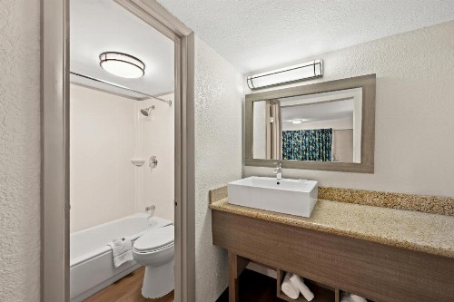 Red Roof Inn PLUS+ & Suites Naples Downtown-5th Ave S - image 50