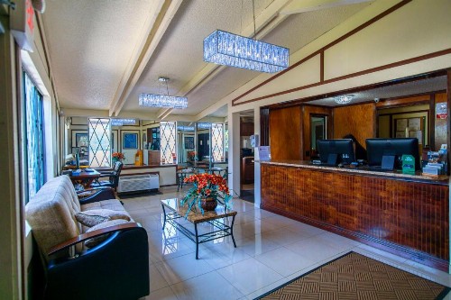 Spinnaker Inn of Naples - image 11