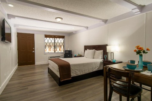 Spinnaker Inn of Naples - image 14