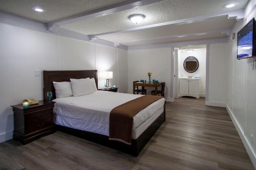 Spinnaker Inn of Naples - image 17