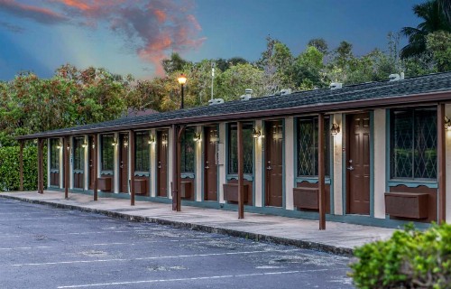 Spinnaker Inn of Naples - image 2
