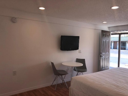 Spinnaker Inn of Naples - image 22