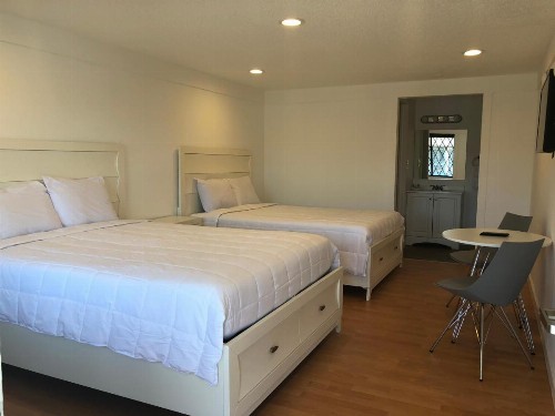 Spinnaker Inn of Naples - image 24