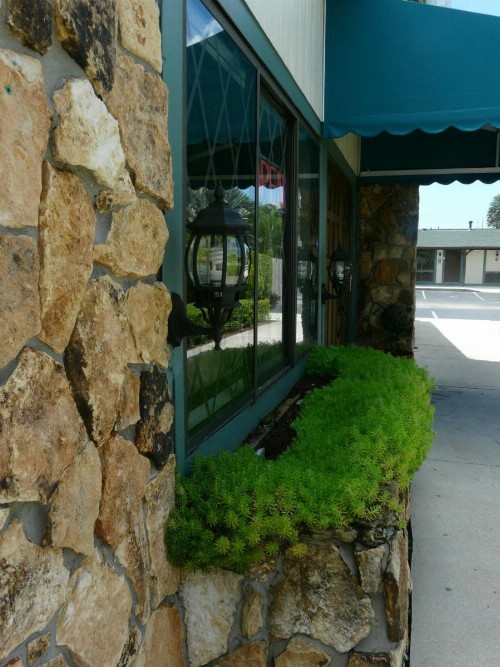 Spinnaker Inn of Naples - image 3