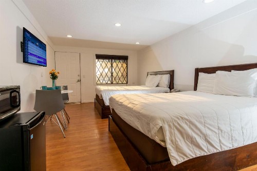 Spinnaker Inn of Naples - image 33