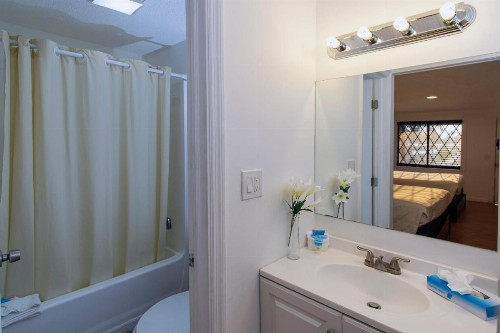 Spinnaker Inn of Naples - image 37